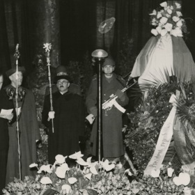 Na posledním rozloučení s Janem Masarykem promluvil také čerstvý předseda vlády Klement Gottwald.