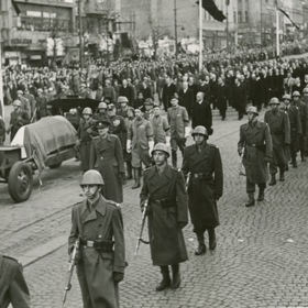 Ulice, kudy projížděla lafeta s rakví Jana Masaryka, byly lemovány tichým davem.