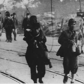 Přeživší jaderného útoku na Nagasaki se snaží dostat do bezpečí. Kolik z nich ještě podlehlo nemoci z ozáření? 