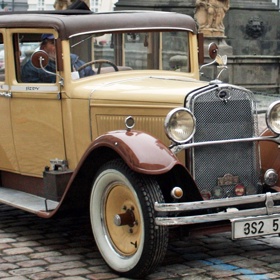 Pro jízdu vlevo byly dříve uzpůsobeny i automobily, které měly volant na druhé straně, než jsme nyní zvyklí.