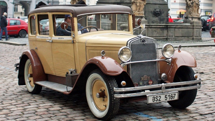 Pro jízdu vlevo byly dříve uzpůsobeny i automobily, které měly volant na druhé straně, než jsme nyní zvyklí.