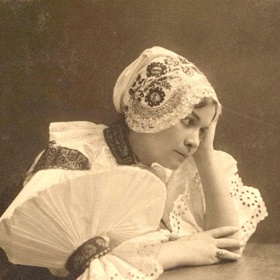 Vinohradské divadlo jí nabídlo i tradiční postavu Maryši. V soukromém životě se ale Míla Pačová, na rozdíl od své divadelní postavy, do žádného nechtěného sňatku vmanipulovat nenechala. Na osudového muže si počkala až téměř do svých čtyřiceti let – a vyplatilo se...