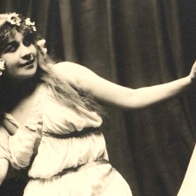 Na tomto snímku je Míla Pačová zachycena v roli Ariel v Shakespearově hře Bouře na jevišti Divadla na Vinohradech v roce 1920.