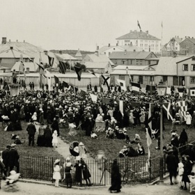 Na Islandu se slavilo vítězství sufražetek velkolepě – snímek vznikla 17. ledna 1915 v Reykjavíku.
