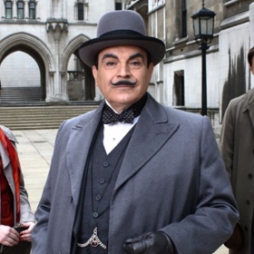 David Suchet s postavou Hercula Poirota doslova srostl a další herci, kteří se v této roli objevují, patrně nemají šanci jeho výkon překonat. Suchet dodnes patrně nejčastěji odpovídá na otázky týkající se právě Poirota.