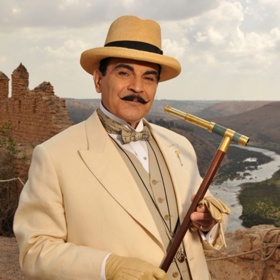 Hercule Poirot byl za každou cenu vždy elegantní a dokonale upravený vzor gentlemana. I když se ocitl třeba v poušti. Davida Sucheta ale mohou šťastlivci potkat i v „civilu“. Na rozdíl od Poirota miluje přírodu a rád do ní chodí.