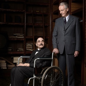 Stáří a zdravotní problémy se na konci seriálu nevyhnuly ani Herculu Poirotovi. Jeho šedé buňky mozkové ale přesto pracovaly na plné obrátky. Stejně tak i David Suchet, kterému v květnu bude 75 let, neúnavně pokračuje v práci.