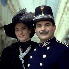 V příběhu s názvem Bomboniéra vzpomínal Poirot na své mládí, kdy ještě sloužil jako „obyčejný policista“. Jeho představitel David Suchet se od mládí zajímal o divadlo a hereckou kariéru začal už v 16 letech.