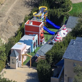 Na zahradě Kimina sídla v kalifornském Calabasas nedávno vyrostla miniaturní vesnice. Vedle hradu z Lega v ní najdete například hasičskou zbrojnici či restauraci ve stylu 50. let.