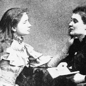 Helen Kellerová se učila mluvit zvláštní metodou, při níž pomocí dotyků vnímala pohybu rtů a vibrace hrtanu.