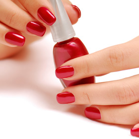 Červená barva na nehtech je moderní klasika. Patří odvážným a dramatickým ženám.