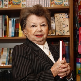 Aťka Janoušková byla žena plná života. Hrála, zpívala i dabovala...