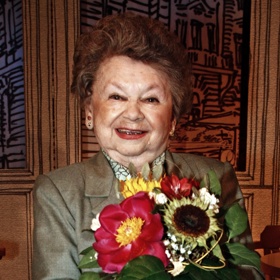 Aťka Janoušková se ve skutečnosti jmenovala Vlasta. Přezdívku, pod kterou byla po celý život známá, jí dali rodiče už v dětství.