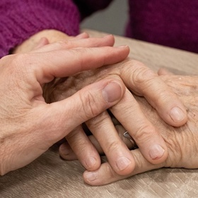 Senioři se cítí osaměle a s mnoha problémy si neví rady. Potřebují blízkého člověka. Když nemůže pomoci rodina, nastupuje třeba Senior telefon Života 90.