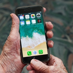 Senioři se dnes učí pracovat i s moderní technikou, ale přesto pro ně může být orientace v měnící se situaci složitá.