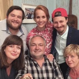 Ája je sice pořád ještě v nemocnici, ale už je na tom lépe, a tak se Mário rozhodne udělat konečně pořádnou oslavu a zapít Sophinku. Dopadne to ale katastrofálně...