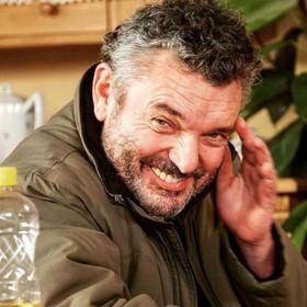 Miloš dokáže zazářit kdekoliv. Často se ale lidé kolem něj nestačí divit, co zase vymyslel... Teď se bojí o Bedřicha a udělá všechno proto, aby mu zachránil život.