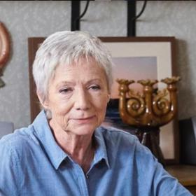 Amálka se vydá na místa, která jí připomenou dávnou minulost. Jak se vyrovná se svými vzpomínkami i setkáním se sousedem, kterého už léta neviděla? 