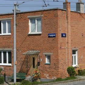 Kdo by neznal legendární Baťovy domky? Patřily ke Zlínu stejně jako továrna, kterou založil Tomáš a později se o ni staral jeho mladší bratr Jan Antonín. Domky sloužily zaměstnancům továrny, ale bydlet v nich znamenalo také povinnost dodržovat stanovená pravidla...