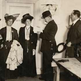 Bojovnice za ženská práva musely počítat s tím, že mohou být zatčeny. Tady se v roce 1908 v Parkhurstu do hledáčku policie dostaly přední britské sufražetky Flora Drummondová a Emmeline a Christabel Pankhurstovy.