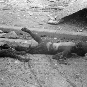 Ohořelé tělo ženy, která nesla na zádech své dítě do bezpečí... 
