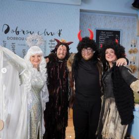 Kostymérky musí být připraveny na každou příležitost. Třeba když mají přijít čerti...