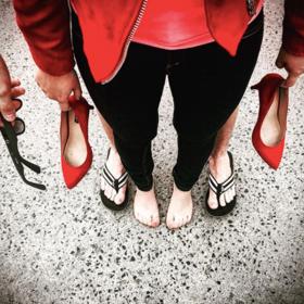 Kostymérnou Ulice prošlo za dobu jejího vysílání na 40 000 kusů oděvů a 20 000 párů bot.