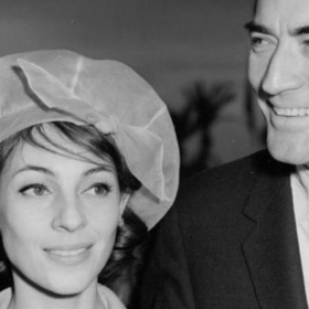 ...herec při něm totiž poznal svoji další lásku Veronique, kterou si jen den po rozvodu s Gretou vzal za ženu.