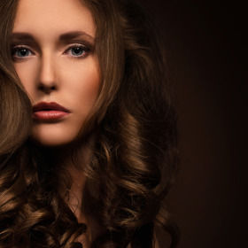 Brunetky spojuje spolehlivost, klid, chytrost, ale také s jistota. Často spoléhají na svou přirozenost. 
