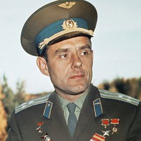 Vladimir Komarov byl sovětský letec a astronaut, který tragicky zahynul 24. dubna 1967 během zkušebního letu kosmické lodi Sojuz 1.