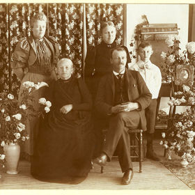 Rodina s urnou, 1894.
