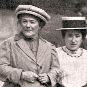 Clara Zetkin a Rosa Luxemburg stály v roce 1910 u zrodu Mezinárodního dne žen. Zasadily se o to, aby byl organizován každoročně.