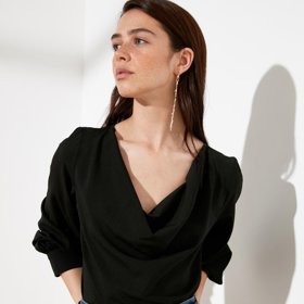 Výstřih do véčka vás opticky prodlouží.
