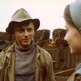 Skřivánci na niti: V padesátých letech byli do kladenských oceláren posíláni lidé, kteří nevyhovovali režimu. Kromě mužů tam byly také ženy, které se snažily utéct do zahraničí. Mezi oběma tábory tak docházelo k paradoxním i groteskním situacím.