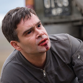 Do jeho těla se dostane nebezpečný mimozemský parazit.
