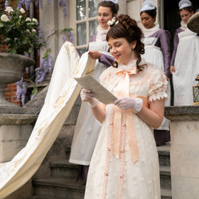 Eloise Bridgerton: Nechce být jen něčí manželkou. V knižní verzi odmítla šest žádostí o ruku. Je velmi chytrá a všímavá...
