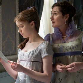 Violet Bridgerton (vpravo): Matka rodu. Jejím hlavním úkolem je, aby se všechny děti provdaly, nebo oženily. Nepreferuje však sňatky z rozumu, ale skutečnou lásku...
