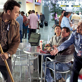 Tom Hanks hovoří ve filmu bulharsky, co se prý naučil od své ženy Rity Wilson, jejíž otec pochází z Bulharska. 