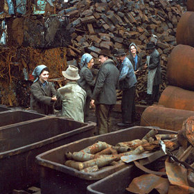 Během natáčení Skřivánků na niti přišlo na filmaře udání od zaměstnanců kladenských oceláren, že pracují na protistátním filmu.