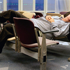 Viktor Navarski se kvůli vojenskému převratu ve své rodné Krakózii stane vězněm na letišti v New Yorku. Nesmí totiž vstoupit na americkou půdu.