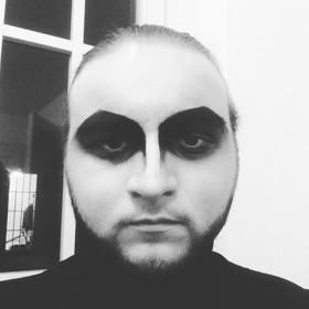 Vojtěch Machuta se objevil i v lehce experimentálním snímku Hra (2019), zasazeném do oblastního divadla na Kladně.