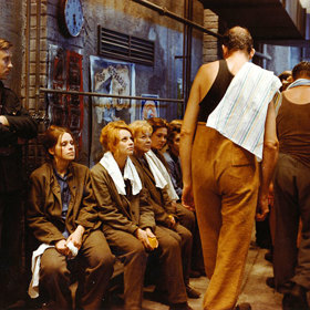 Jiří Menzel dostal po dokončení Skřivánků na niti zákaz činnosti až do roku 1974. 