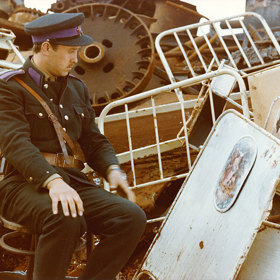 Premiéra filmu Skřivánci na niti se uskutečnila až v roce 1990. V novém ovzduší přelomu 60. a 70. let totiž nebyl schválen do distribuce a putoval do trezoru. 
