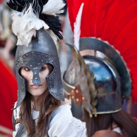 Jedním z velkých odpůrců gladiátorek byl římský satirik Juvenál, který napsal, že se tyto ženy odcizily svému rodu.