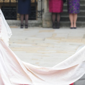 Mladší sestra Pippa se starala Kate o vlečku. Sama na sebe ale strhla pozornost díky bezchybné postavě a dokonalým šatům.