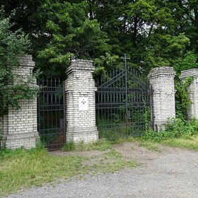 V osmdesátých letech se areál Bohnického ústavního hřbitova stal terčem satanistických rituálů. V současnosti zde návštěvníci pociťují neobvyklé poklesy teplot, slyší tajemné hlasy a musí čelit selhávání techniky...
