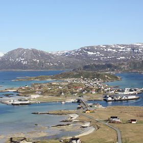 A měli pravdu. Ve skutečnosti to byla součást promyšlené a úspěšné reklamní kampaně lákající k návštěvě vesničky Sommaroy.