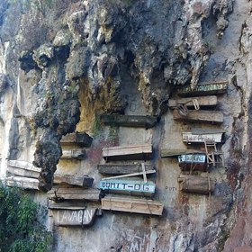 Členové kmene Igorotů věří, že čím blíže je mrtvý k nebi, tím snáze se do něj dostane. 

