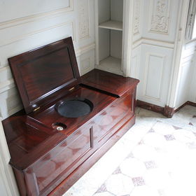 Toalet bylo v zámku nedostatek. Vlastní záchod měli jen ti nejvýše postavení. Zbytek se musel tlačit na společných toaletách, které oddělovaly pouze zástěny. A kdo už nemohl vydržet, šel do rohu místnosti. 
