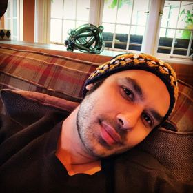 Televizní kamery na čas vyměnil za prkna, která znamenají svět. Inscenace jeho hry Cotton Candy sklidila v Novém Dillí velké úspěchy. 